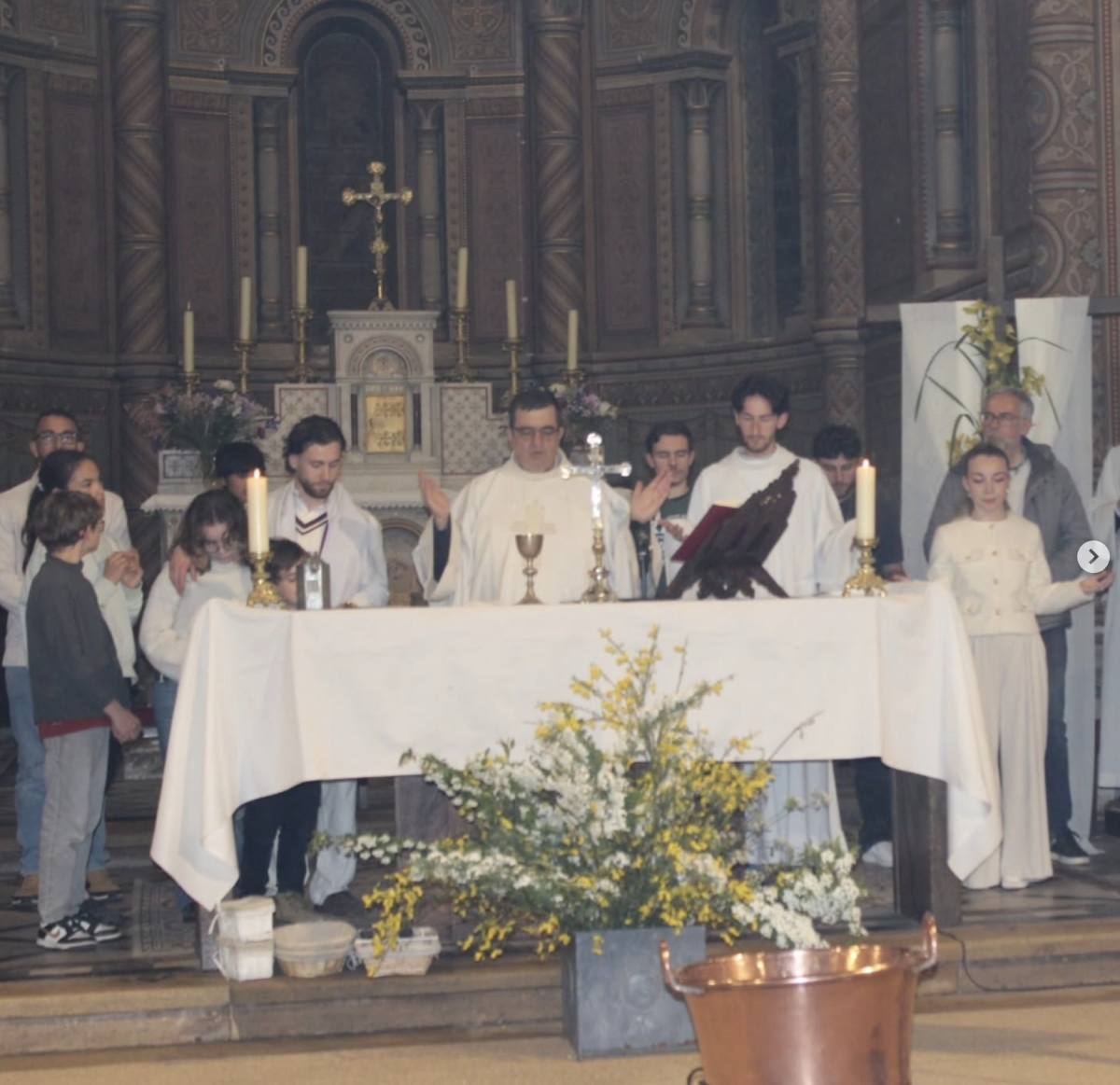 Célébration autour de l’autel