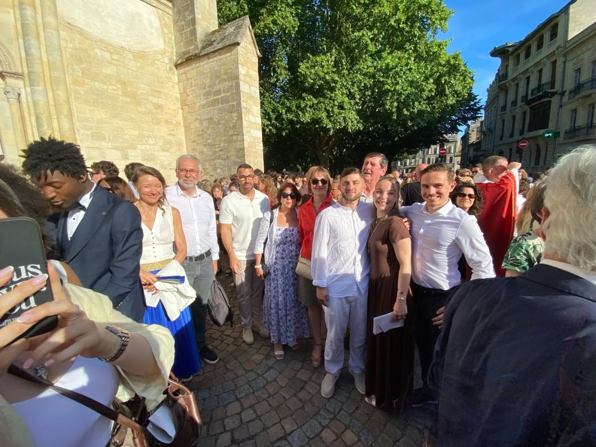 Paroissiens réunis à la sortie d’une célébration